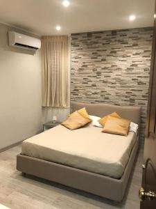 - une chambre avec un lit et 2 oreillers dans l'établissement TaoZen Apartments, à Taormine