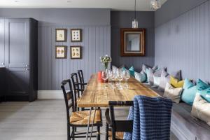 Oak House, A mini Harewood House and perfect for brides and grooms
