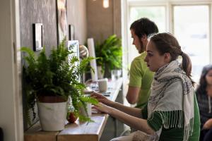 une femme debout au comptoir d'un fleuriste dans l'établissement Sleep in Heaven, à Copenhague