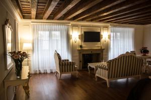 Televízia a/alebo spoločenská miestnosť v ubytovaní Cavour44 - Palazzo Canossa