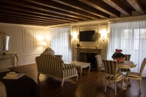 Televízia a/alebo spoločenská miestnosť v ubytovaní Cavour44 - Palazzo Canossa