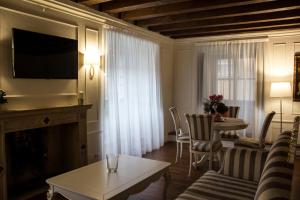 Televízia a/alebo spoločenská miestnosť v ubytovaní Cavour44 - Palazzo Canossa