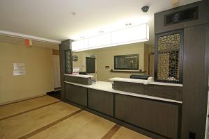 una sala de espera con caja registradora y espejo en Candlewood Suites Newport News-Yorktown, an IHG Hotel, en Newport News