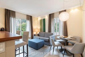 een keuken en een woonkamer met een tafel en stoelen bij Villa Artemys - Five Stars Holiday House in Saint-Jean-Cap-Ferrat
