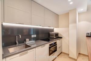 Кухня или мини-кухня в Villa Artemys - Five Stars Holiday House
