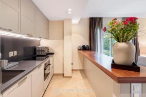 Кухня или мини-кухня в Villa Artemys - Five Stars Holiday House
