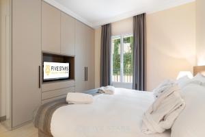 Кровать или кровати в номере Villa Artemys - Five Stars Holiday House