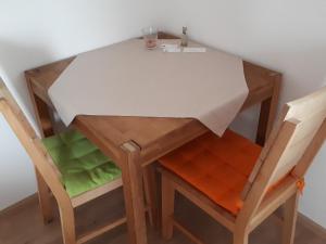 uma mesa e duas cadeiras com uma mesa e uma mesa e uma cadeira em Privatzimmer Popp-Hessenauer em Ansbach