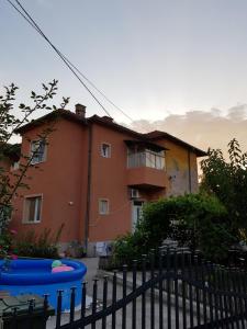 una casa con un frisbee azul delante de una valla en Vila I, en Niška Banja