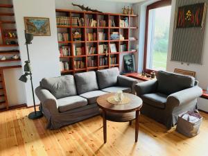 een woonkamer met een bank, 2 stoelen en een tafel bij Stara Stodola / Old Barn in Gardna Wielka