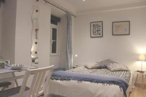 - une chambre avec un lit, une table et un bureau dans l'établissement Apartamento Sapato, à Lisbonne