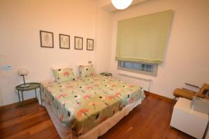 una camera con un letto in una stanza con una finestra di El Mirador de Oviedo a Oviedo