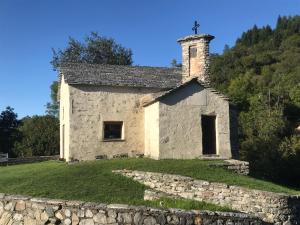 une ancienne église en pierre au sommet d'une colline dans l'établissement La Tana del Ghiro, à Porto Valtravaglia