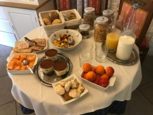 une table avec des assiettes de nourriture sur une table dans l'établissement La Tana del Ghiro, à Porto Valtravaglia