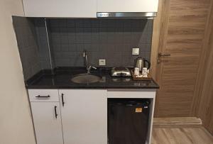 Kuchyň nebo kuchyňský kout v ubytování Cadde Suite Bakırköy