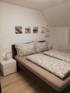 Tempat tidur dalam kamar di Ferienwohnung Auszeit