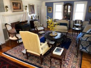 a living room filled with chairs and a table at Silvershell Inn in Marion