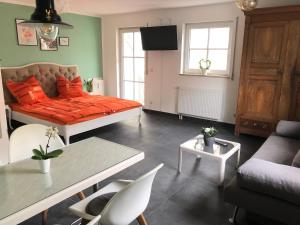 soggiorno con letto con cuscini arancioni di Apartment / Flat / Wohnung im Herzen von Dresden a Dresda