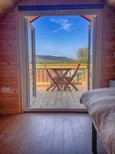 Zimmer mit einem großen Fenster und einem Tisch auf einer Terrasse in der Unterkunft Tarbert Holiday Park in Tarbert
