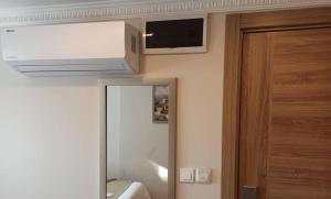 TV a/nebo společenská místnost v ubytování Cadde Suite Bakırköy