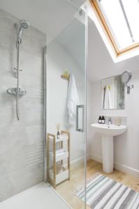 een badkamer met een douche en een wastafel bij Harewood Estate Cottages in Harewood