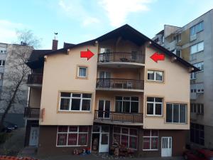 two arrows on the roof of a building at Apartman Ivana in Jajce
