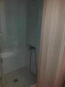 La salle de bains est pourvue d'une douche et d'une porte en verre. dans l'établissement BO1- IMMOVALL SANT JOAN BOI, à Bohí