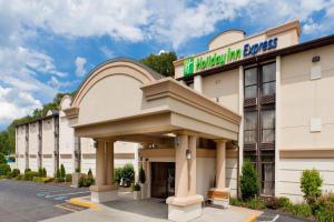 una representación del frente de un hotel en Holiday Inn Express Southington by IHG, en Southington