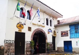 Muka bangunan atau pintu masuk Hotel Royal Qosqo