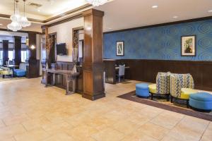 Móttaka eða anddyri á Holiday Inn Express Hotel & Suites Wichita Falls, an IHG Hotel
