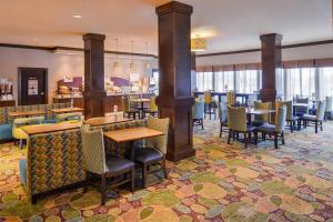 um restaurante com mesas e cadeiras num quarto em Holiday Inn Express Hotel & Suites Wichita Falls, an IHG Hotel em Wichita Falls