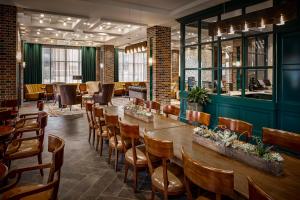 a restaurant with tables and chairs and a bar at Lodge Kohler in Green Bay