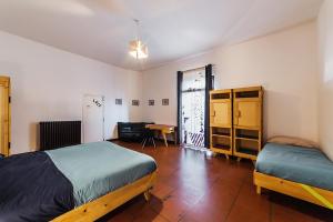 ein Schlafzimmer mit 2 Betten und einem Schreibtisch. in der Unterkunft Palazzo Verrone in Bari