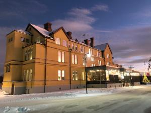 ein großes Gebäude im Schnee in der Nacht in der Unterkunft Orsa Järnvägshotell in Orsa