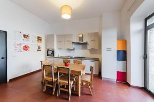 eine Küche mit einem Tisch und Stühlen im Zimmer in der Unterkunft Palazzo Verrone in Bari
