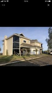 una casa grande con muchas ventanas en Casa condomínio lagoa cortada en Balneário Gaivotas