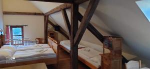 Un pat sau paturi într-o cameră la Hostinec u Zámečku Klokočov
