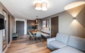 A seating area at Aparthotel Panorama Living Dolomites