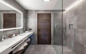 A bathroom at Aparthotel Panorama Living Dolomites Még 37 kép