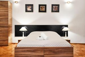 Posteľ alebo postele v izbe v ubytovaní Krakow For You Budget Apartments