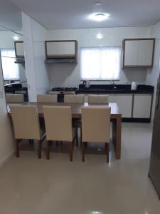 cocina con mesa y sillas en una habitación en Apartamento 2 dormitório praia de Bombas, en Bombinhas