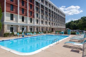 ein Pool vor einem Hotel in der Unterkunft Holiday Inn Express Atlanta Airport-College Park, an IHG Hotel in Atlanta