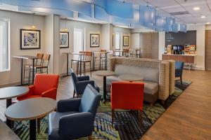 הלאונג' או אזור הבר ב-Holiday Inn Express Atlanta Airport-College Park, an IHG Hotel