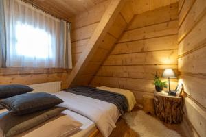 En eller flere senge i et værelse på Apartamenty Willa Olsza - wood house & mountain view