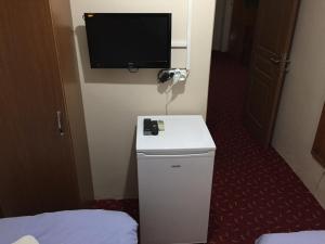 TV a/nebo společenská místnost v ubytování Paris Hotel