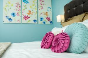 2 almohadas rosas y azules en una cama en Battlesteads, en Wark