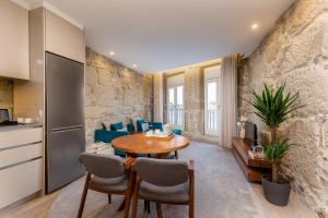 a kitchen and dining room with a table and chairs at YOUROPO - Ribeira Gaia in Vila Nova de Gaia