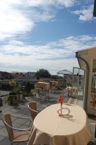 - une table et des chaises blanches sur la terrasse dans l'établissement Hotel Burgwirt, à Deggendorf