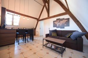 een woonkamer met een bank en een tafel bij la maison du philosophe in Amboise