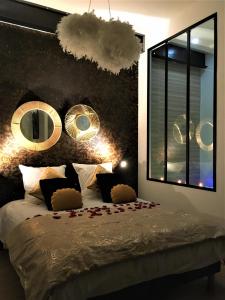 sypialnia z łóżkiem z chmurą na ścianie w obiekcie GOLD Suite & Spa w mieście Nantes